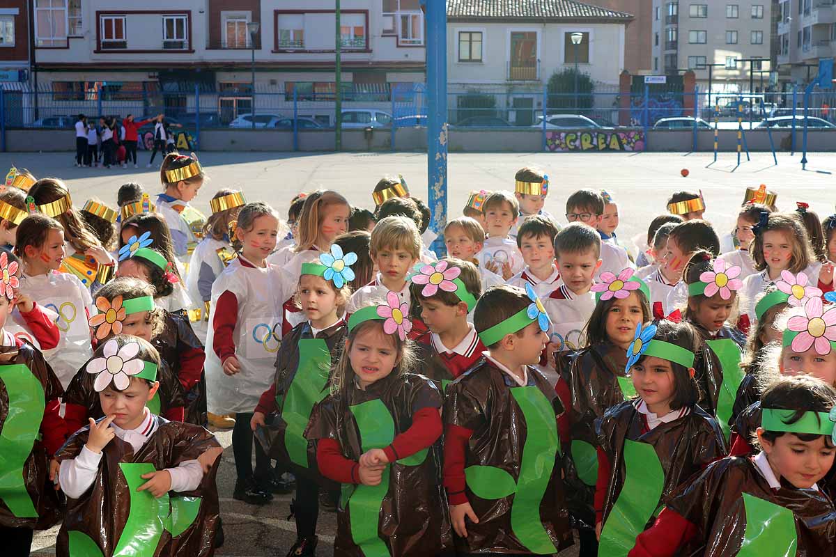 Los niños se han reunido en el patio del colegio disfrazados para bailar y jugar