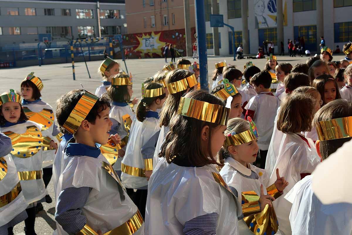 Los niños se han reunido en el patio del colegio disfrazados para bailar y jugar