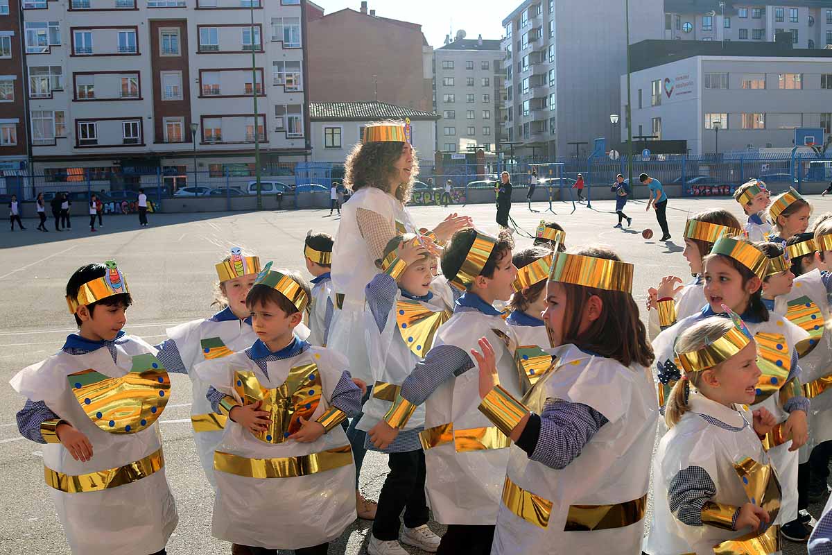 Los niños se han reunido en el patio del colegio disfrazados para bailar y jugar