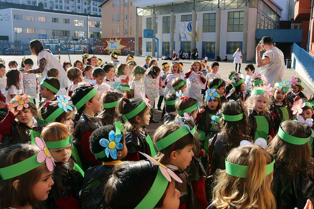 Los niños se han reunido en el patio del colegio disfrazados para bailar y jugar