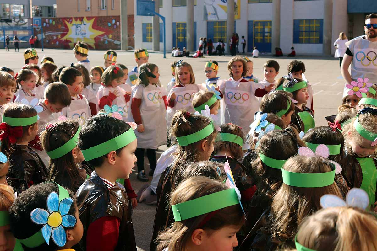 Los niños se han reunido en el patio del colegio disfrazados para bailar y jugar