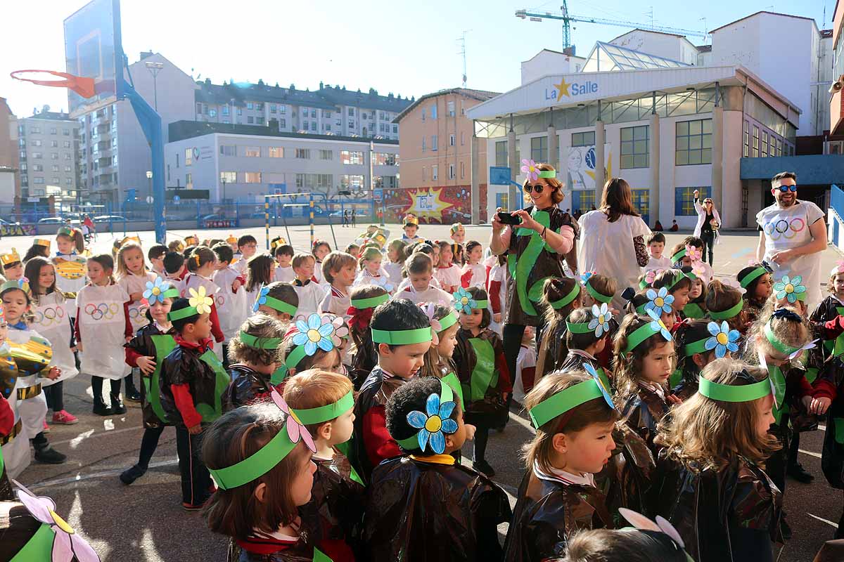 Los niños se han reunido en el patio del colegio disfrazados para bailar y jugar