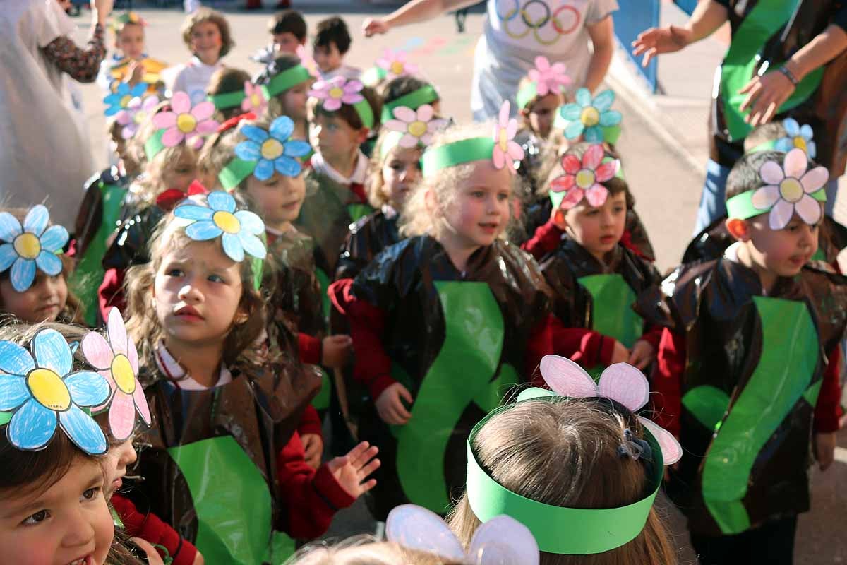 Los niños se han reunido en el patio del colegio disfrazados para bailar y jugar