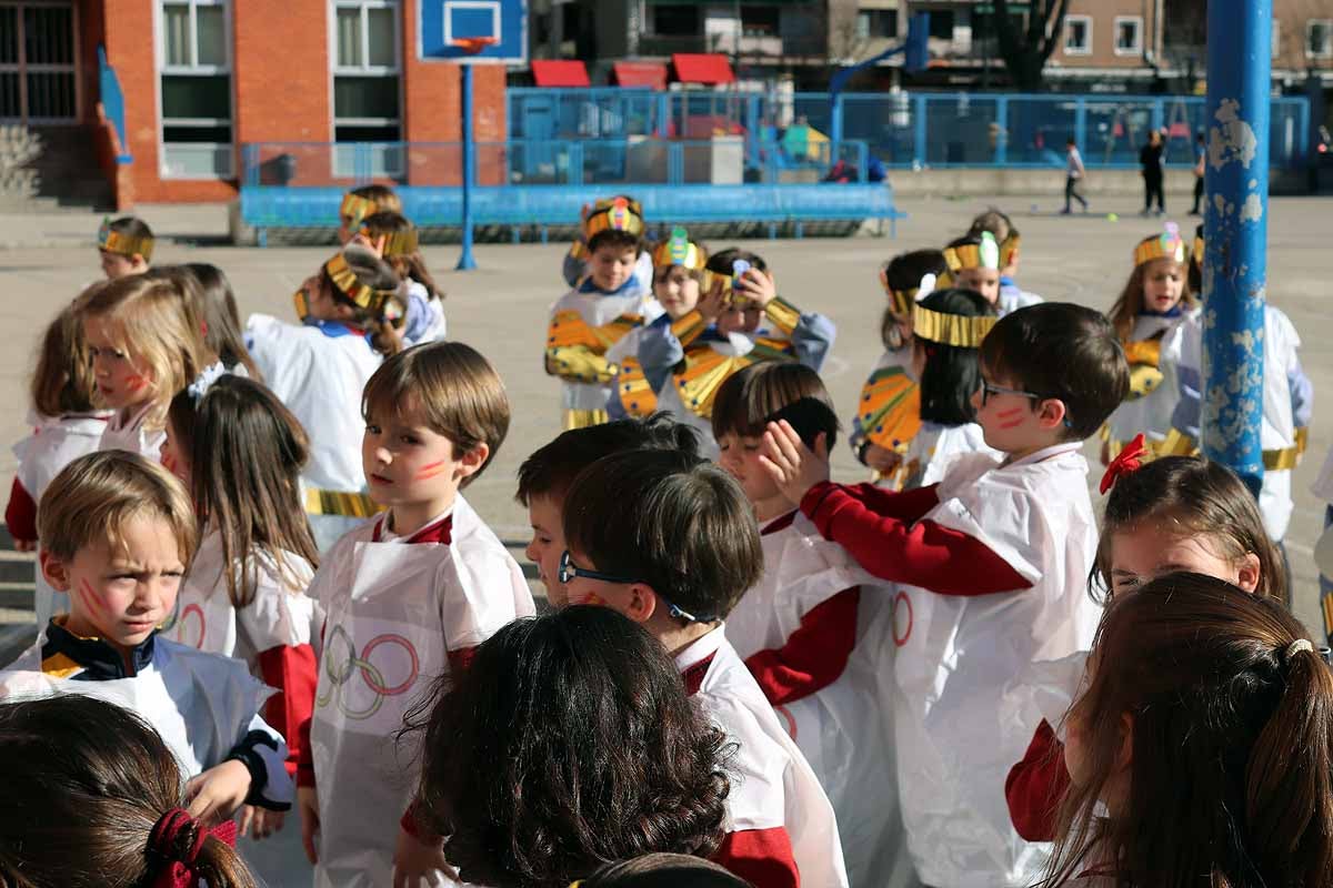 Los niños se han reunido en el patio del colegio disfrazados para bailar y jugar