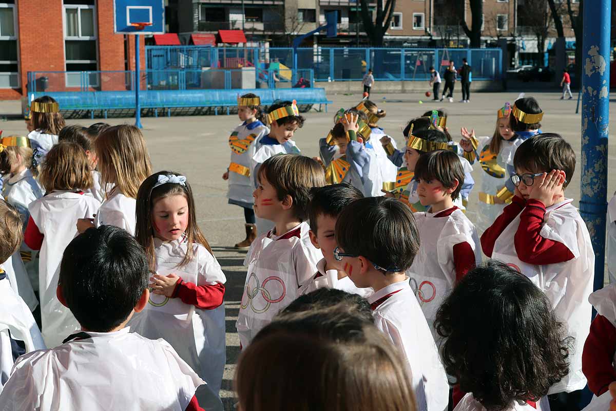 Los niños se han reunido en el patio del colegio disfrazados para bailar y jugar