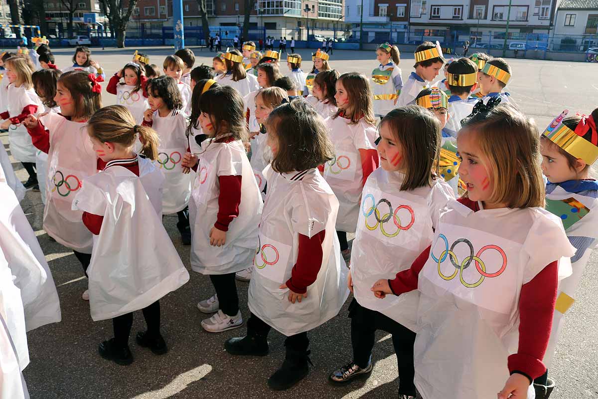 Los niños se han reunido en el patio del colegio disfrazados para bailar y jugar