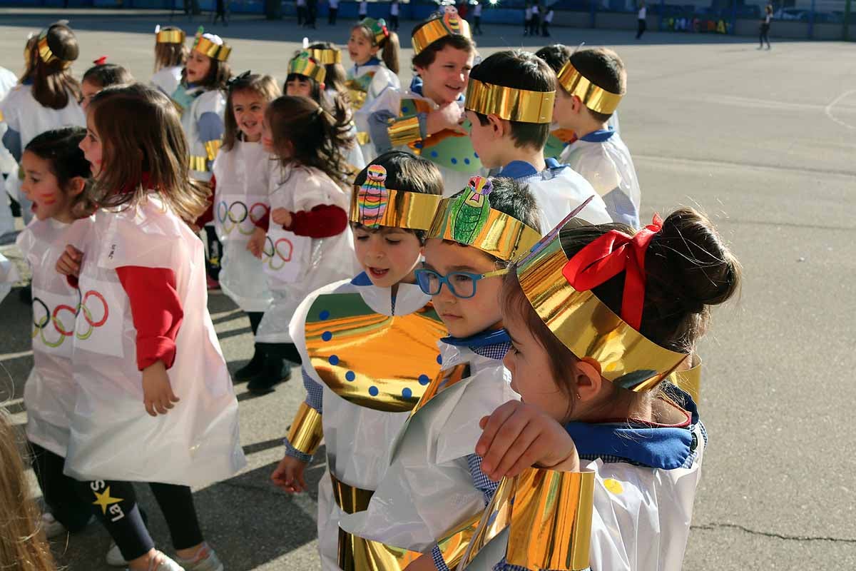 Los niños se han reunido en el patio del colegio disfrazados para bailar y jugar