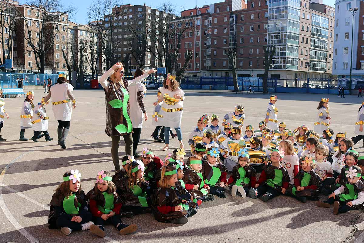 Los niños se han reunido en el patio del colegio disfrazados para bailar y jugar