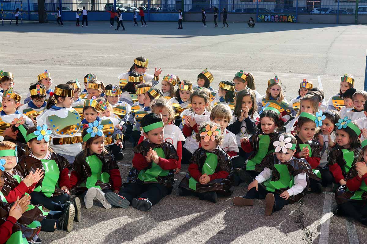 Los niños se han reunido en el patio del colegio disfrazados para bailar y jugar