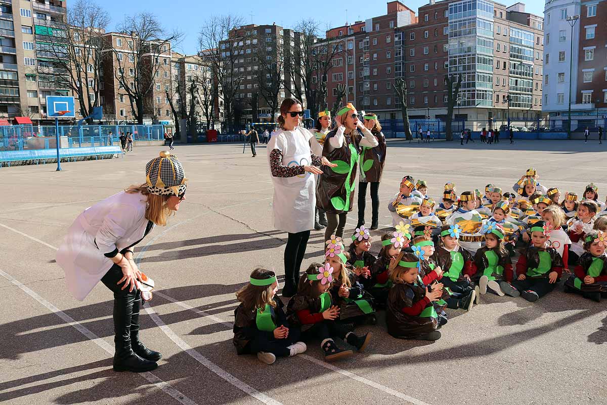 Los niños se han reunido en el patio del colegio disfrazados para bailar y jugar