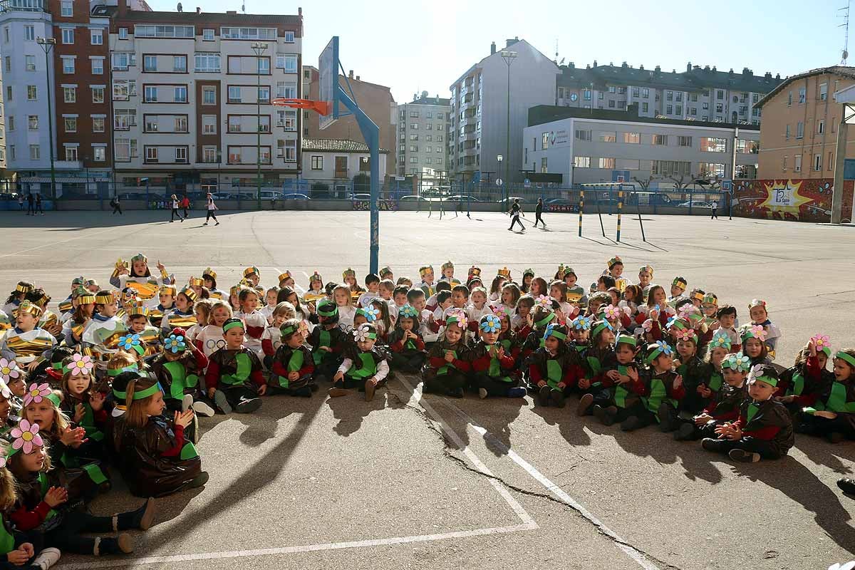 Los niños se han reunido en el patio del colegio disfrazados para bailar y jugar