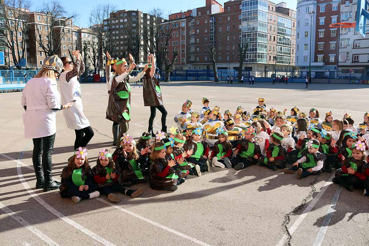 Los niños se han reunido en el patio del colegio disfrazados para bailar y jugar