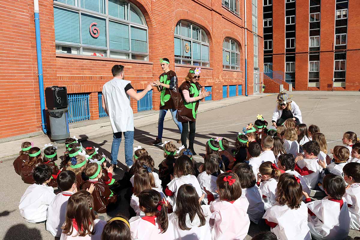 Los niños se han reunido en el patio del colegio disfrazados para bailar y jugar