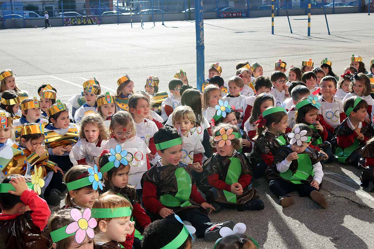 Los niños se han reunido en el patio del colegio disfrazados para bailar y jugar