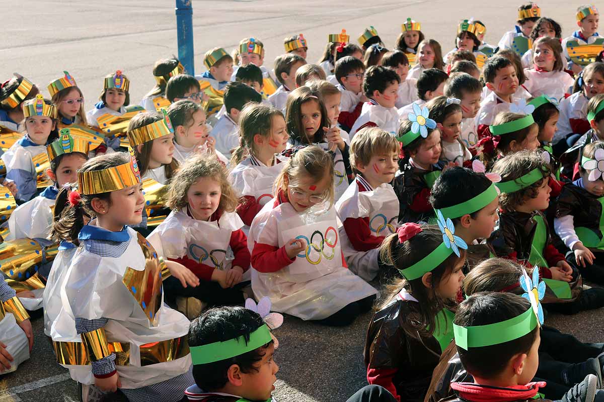 Los niños se han reunido en el patio del colegio disfrazados para bailar y jugar