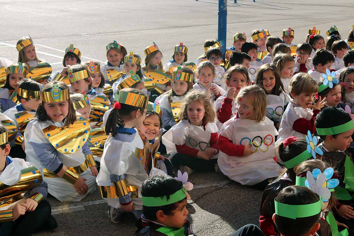 Los niños se han reunido en el patio del colegio disfrazados para bailar y jugar