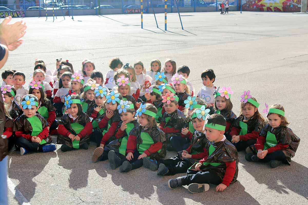 Los niños se han reunido en el patio del colegio disfrazados para bailar y jugar