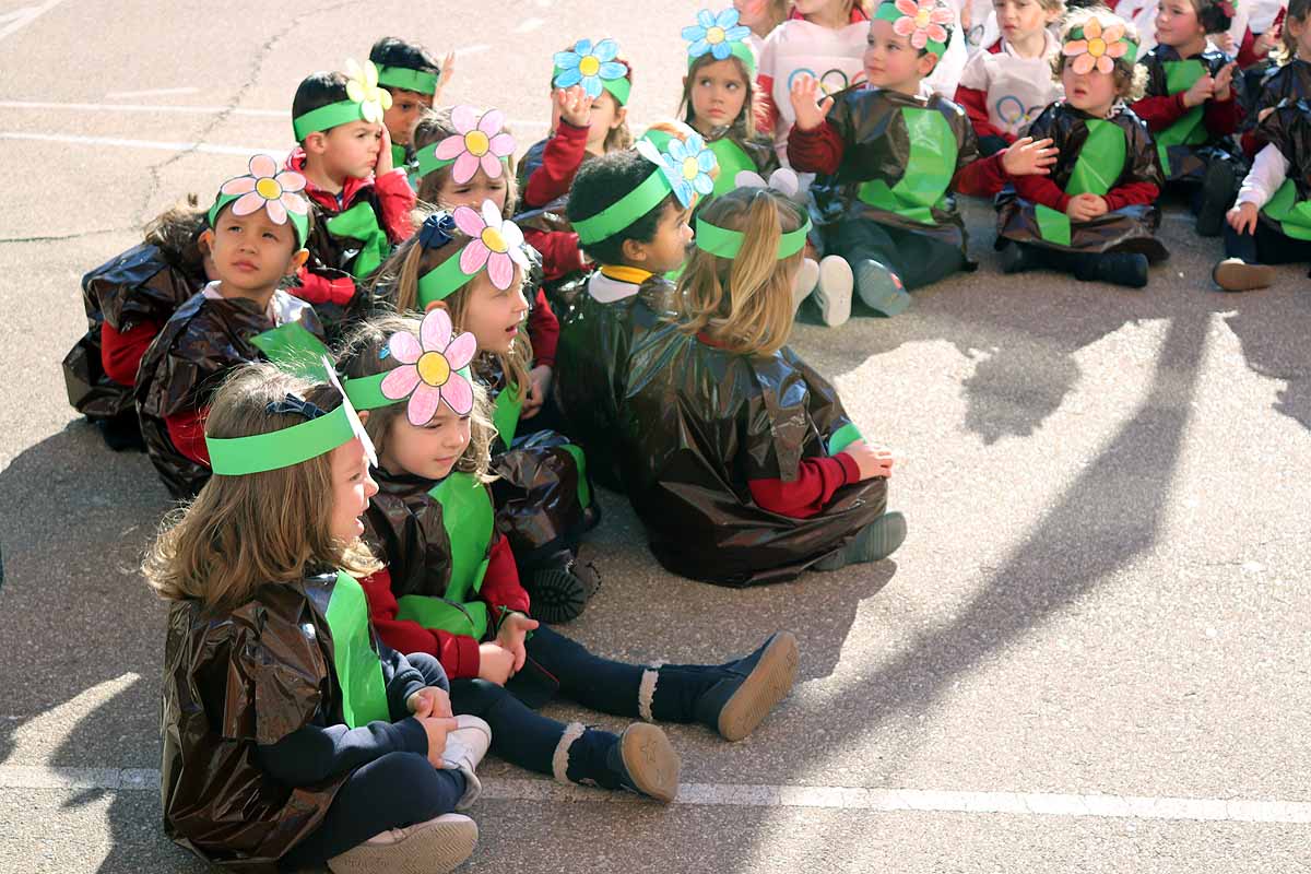 Los niños se han reunido en el patio del colegio disfrazados para bailar y jugar