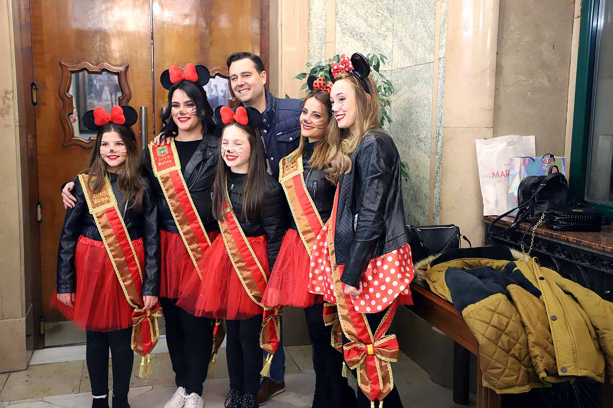 Félix Pavón, conocido como 'Felisón', ataviado de cura ha animado al millar de burgaleses que se han concentrado en la Plaza Mayor a disfrutar del carnaval que «es del pueblo bendito. Amén». 