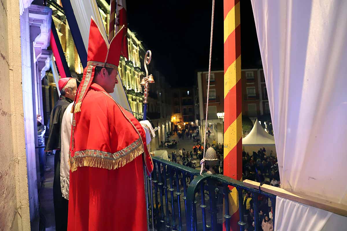 Félix Pavón, conocido como 'Felisón', ataviado de cura ha animado al millar de burgaleses que se han concentrado en la Plaza Mayor a disfrutar del carnaval que «es del pueblo bendito. Amén». 