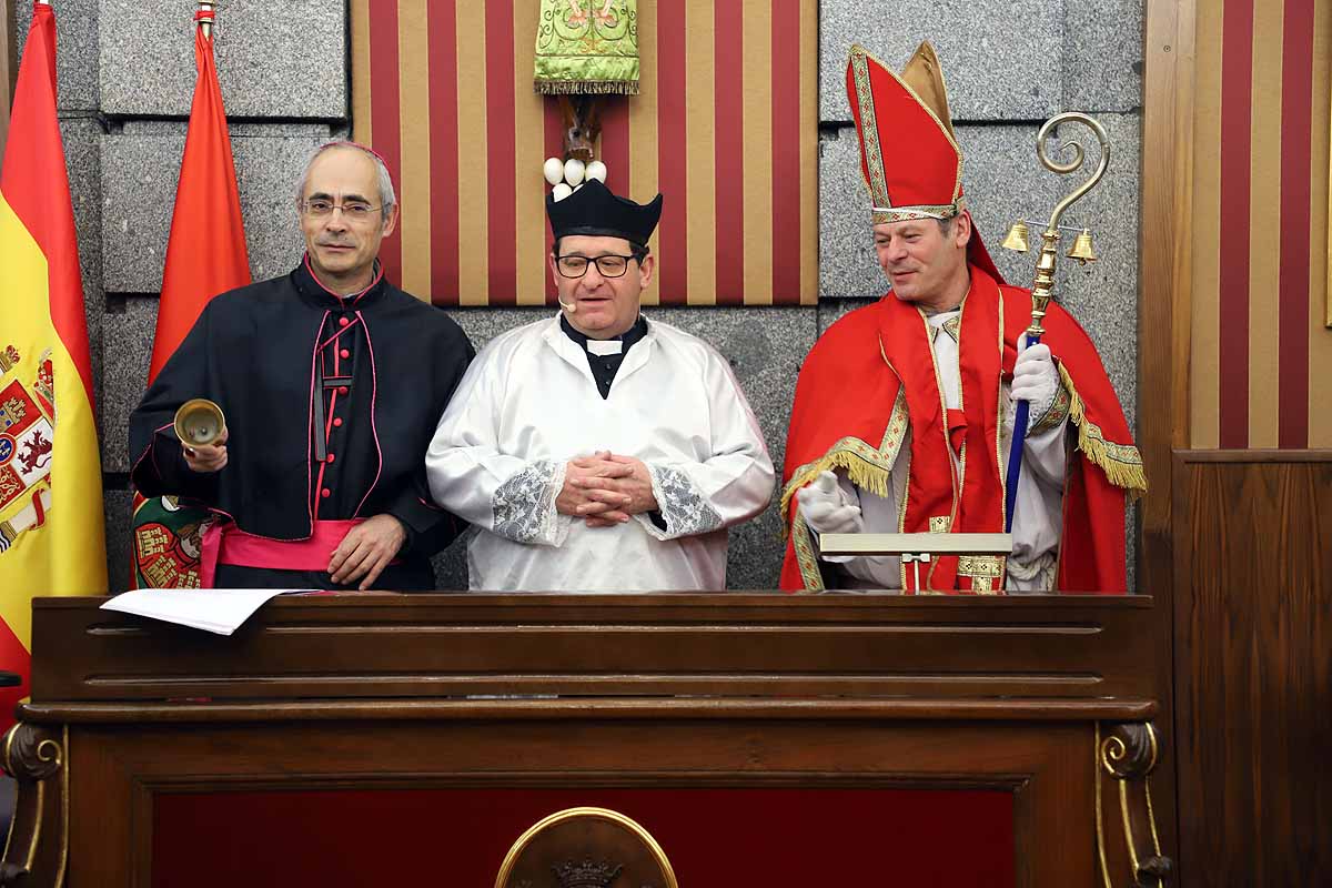 Félix Pavón, conocido como 'Felisón', ataviado de cura ha animado al millar de burgaleses que se han concentrado en la Plaza Mayor a disfrutar del carnaval que «es del pueblo bendito. Amén». 