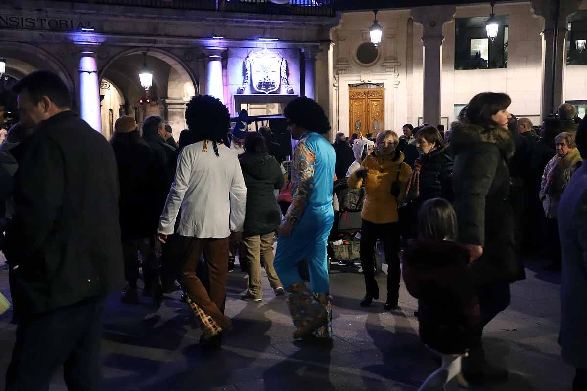 Félix Pavón, conocido como 'Felisón', ataviado de cura ha animado al millar de burgaleses que se han concentrado en la Plaza Mayor a disfrutar del carnaval que «es del pueblo bendito. Amén». 