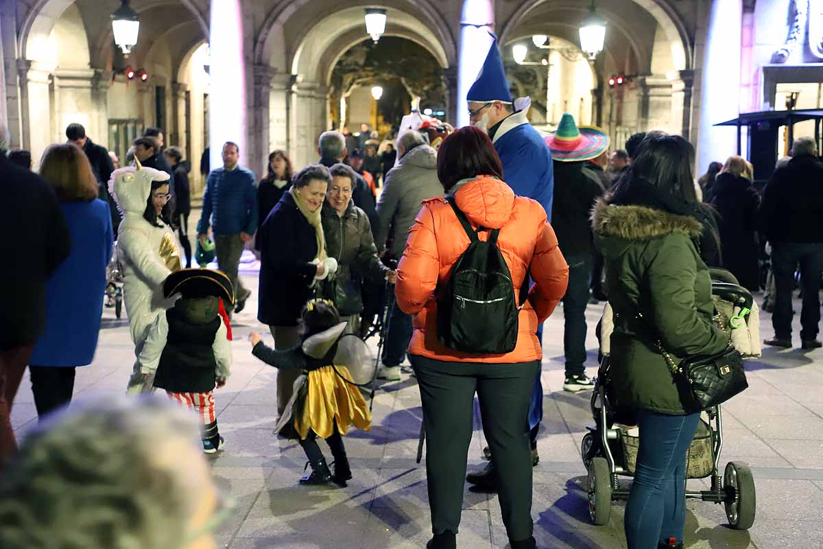 Félix Pavón, conocido como 'Felisón', ataviado de cura ha animado al millar de burgaleses que se han concentrado en la Plaza Mayor a disfrutar del carnaval que «es del pueblo bendito. Amén». 