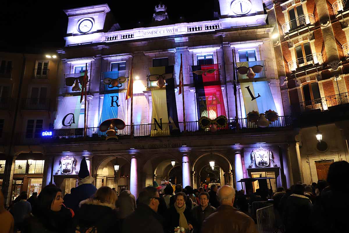 Félix Pavón, conocido como 'Felisón', ataviado de cura ha animado al millar de burgaleses que se han concentrado en la Plaza Mayor a disfrutar del carnaval que «es del pueblo bendito. Amén». 