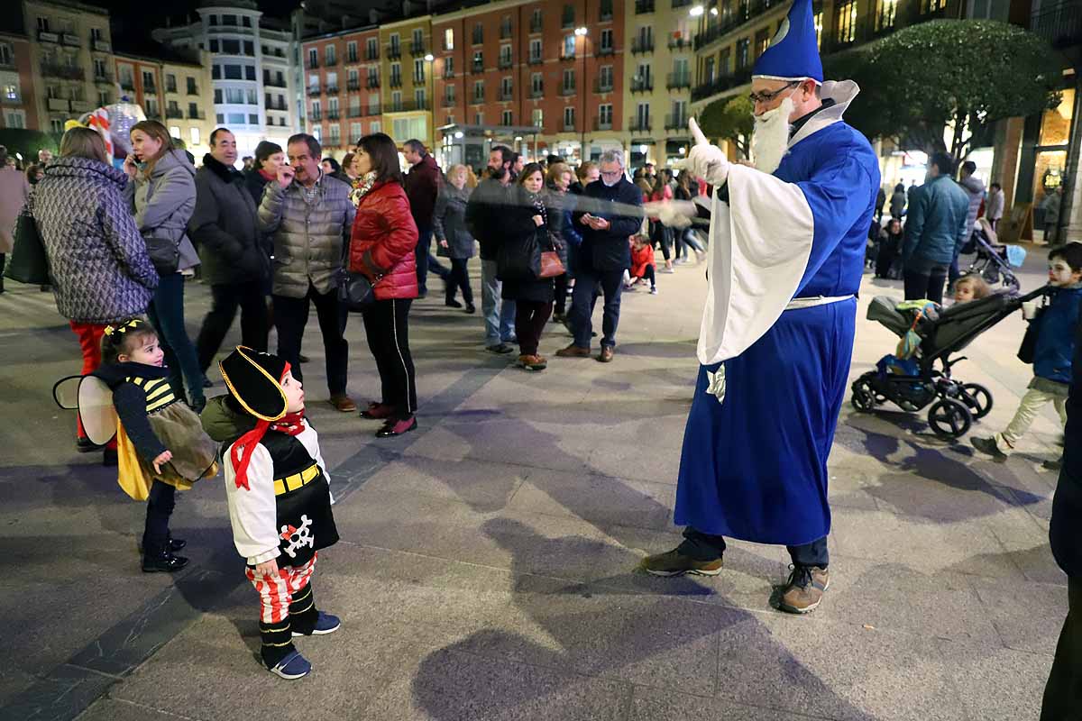 Félix Pavón, conocido como 'Felisón', ataviado de cura ha animado al millar de burgaleses que se han concentrado en la Plaza Mayor a disfrutar del carnaval que «es del pueblo bendito. Amén». 