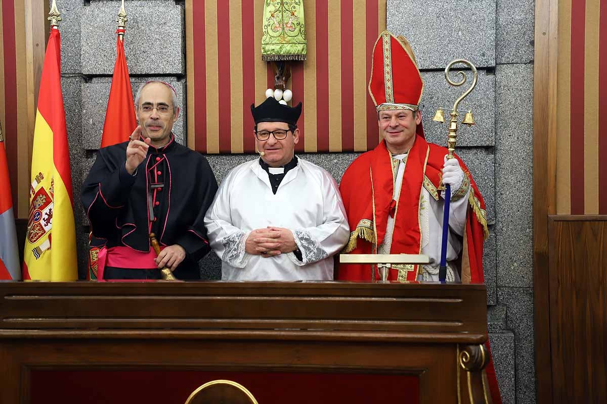 Félix Pavón, conocido como 'Felisón', ataviado de cura ha animado al millar de burgaleses que se han concentrado en la Plaza Mayor a disfrutar del carnaval que «es del pueblo bendito. Amén». 