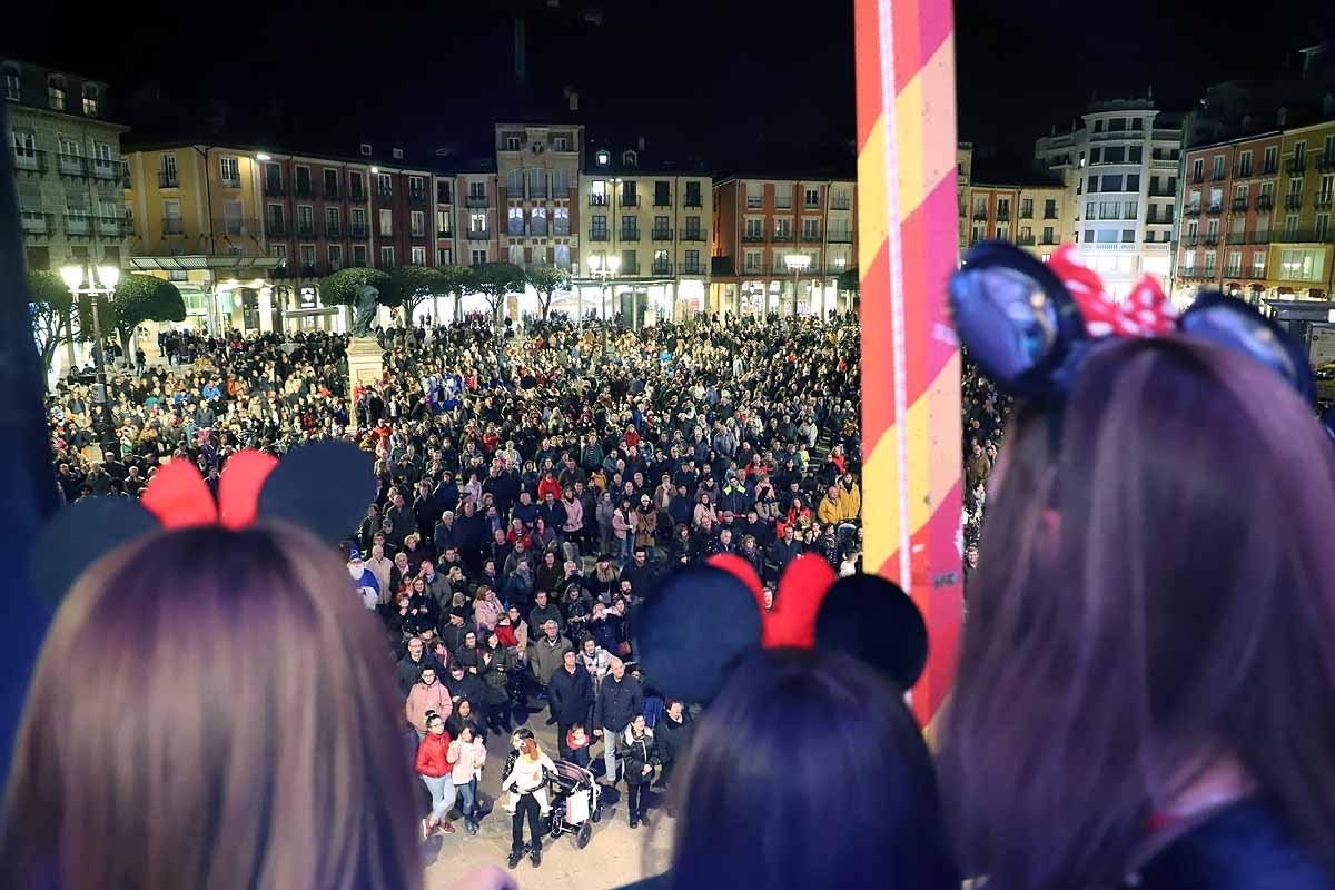 Félix Pavón, conocido como 'Felisón', ataviado de cura ha animado al millar de burgaleses que se han concentrado en la Plaza Mayor a disfrutar del carnaval que «es del pueblo bendito. Amén». 