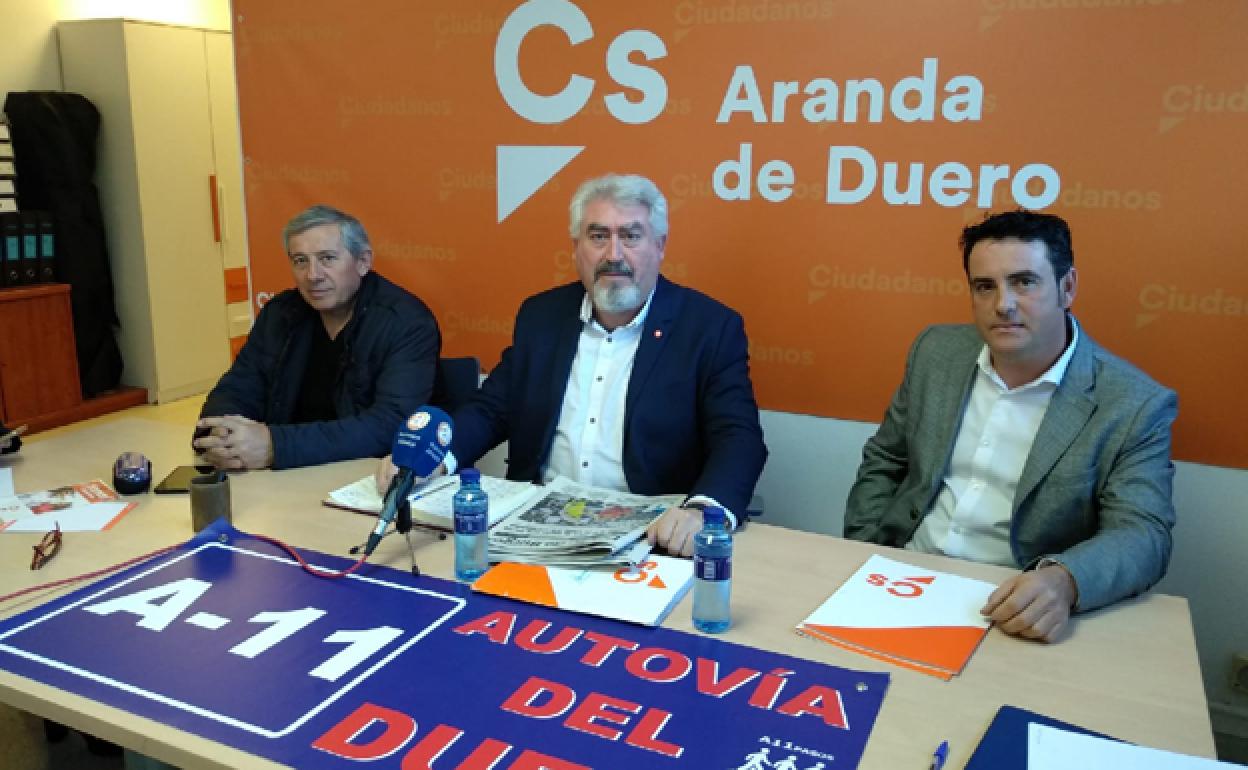 En el centro, José Ignacio Delgadao, procurador de Ciudadanos por Burgos. 