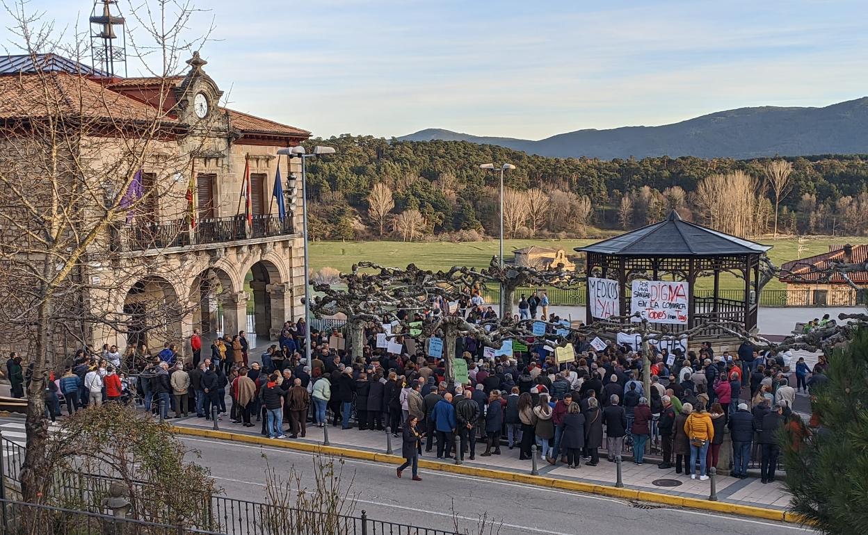 La concentración se ha llevado a cabo frente al Ayuntamiento de Quintanar de la Sierra. 