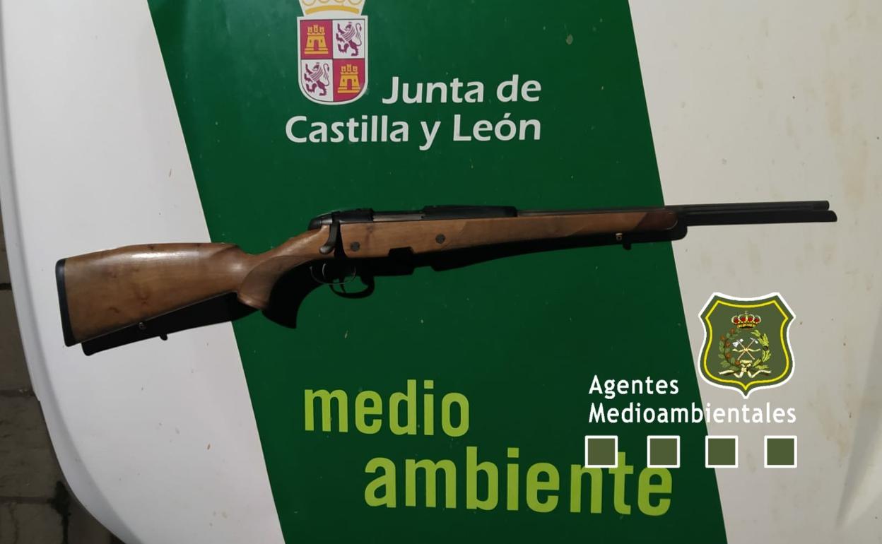 Denunciado un cazador por transportar un rifle cargado en el coche