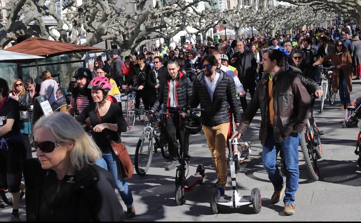 Los usuarios de bicicletas y patines durante su marcha por el Paseo del Espolón.