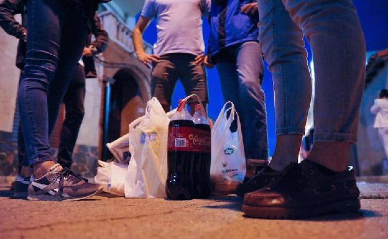 Varios jóvenes de botellón en el centro de Burgos.