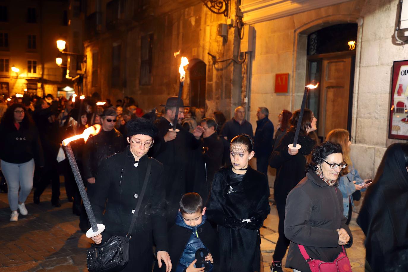 Centenares de burgaleses se echan a la calle en un multitudinario acto.