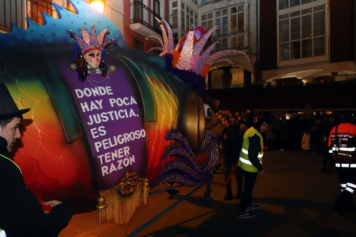 Centenares de burgaleses se echan a la calle en un multitudinario acto.