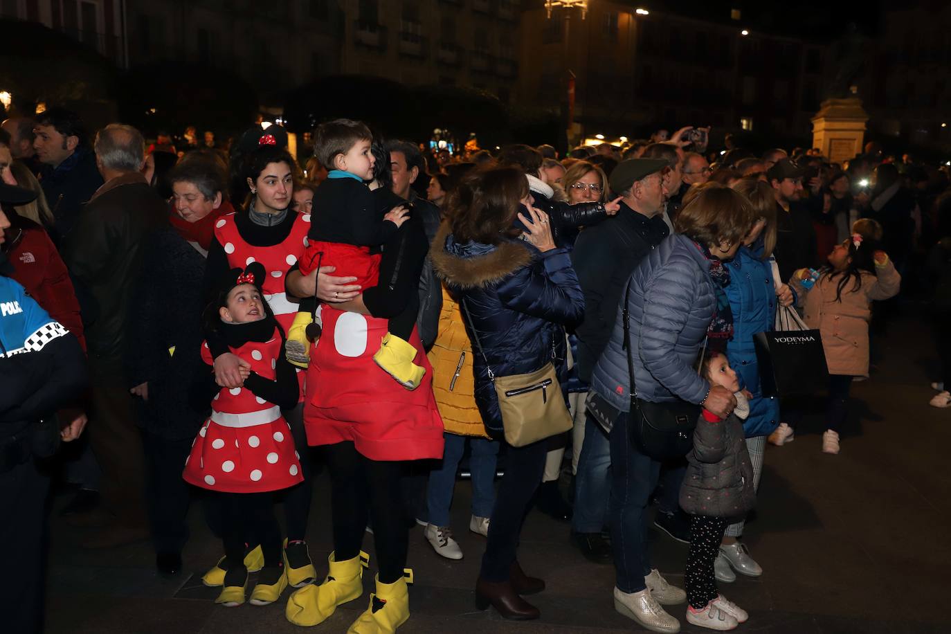 Centenares de burgaleses se echan a la calle en un multitudinario acto.