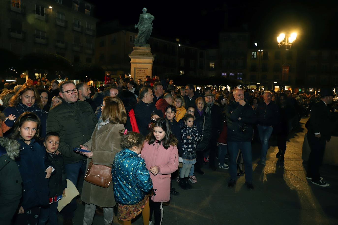 Centenares de burgaleses se echan a la calle en un multitudinario acto.