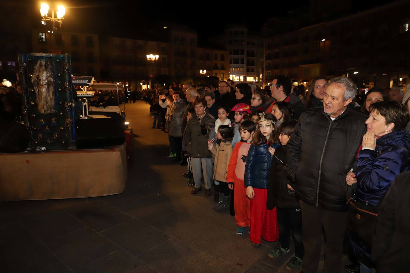 Centenares de burgaleses se echan a la calle en un multitudinario acto.