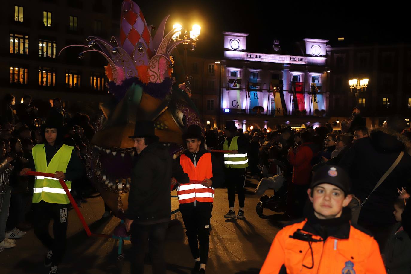 Centenares de burgaleses se echan a la calle en un multitudinario acto.