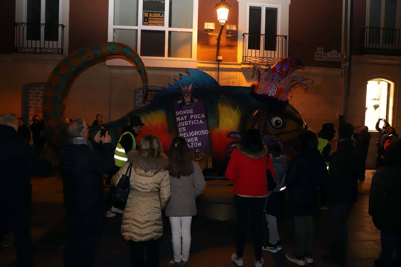 Centenares de burgaleses se echan a la calle en un multitudinario acto.