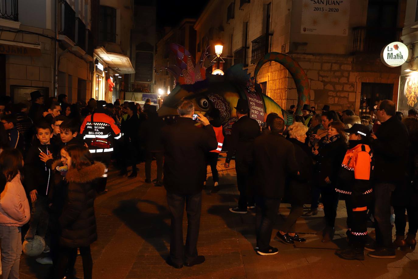 Centenares de burgaleses se echan a la calle en un multitudinario acto.