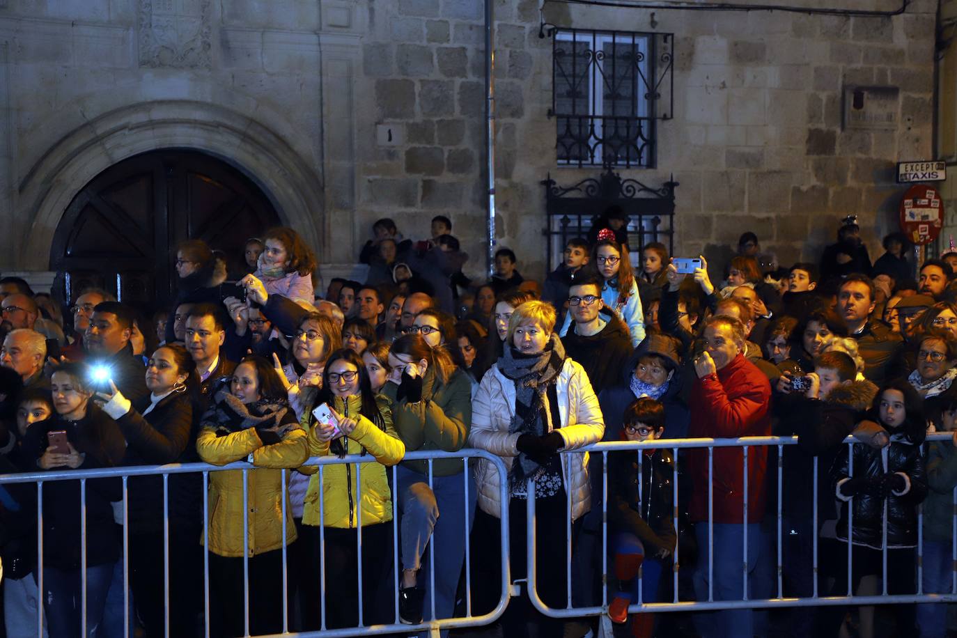 Centenares de burgaleses se echan a la calle en un multitudinario acto.