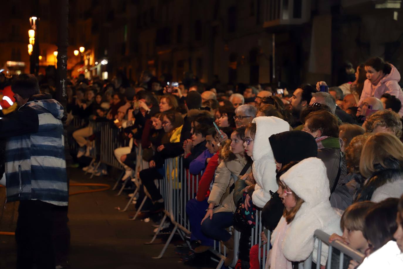 Centenares de burgaleses se echan a la calle en un multitudinario acto.