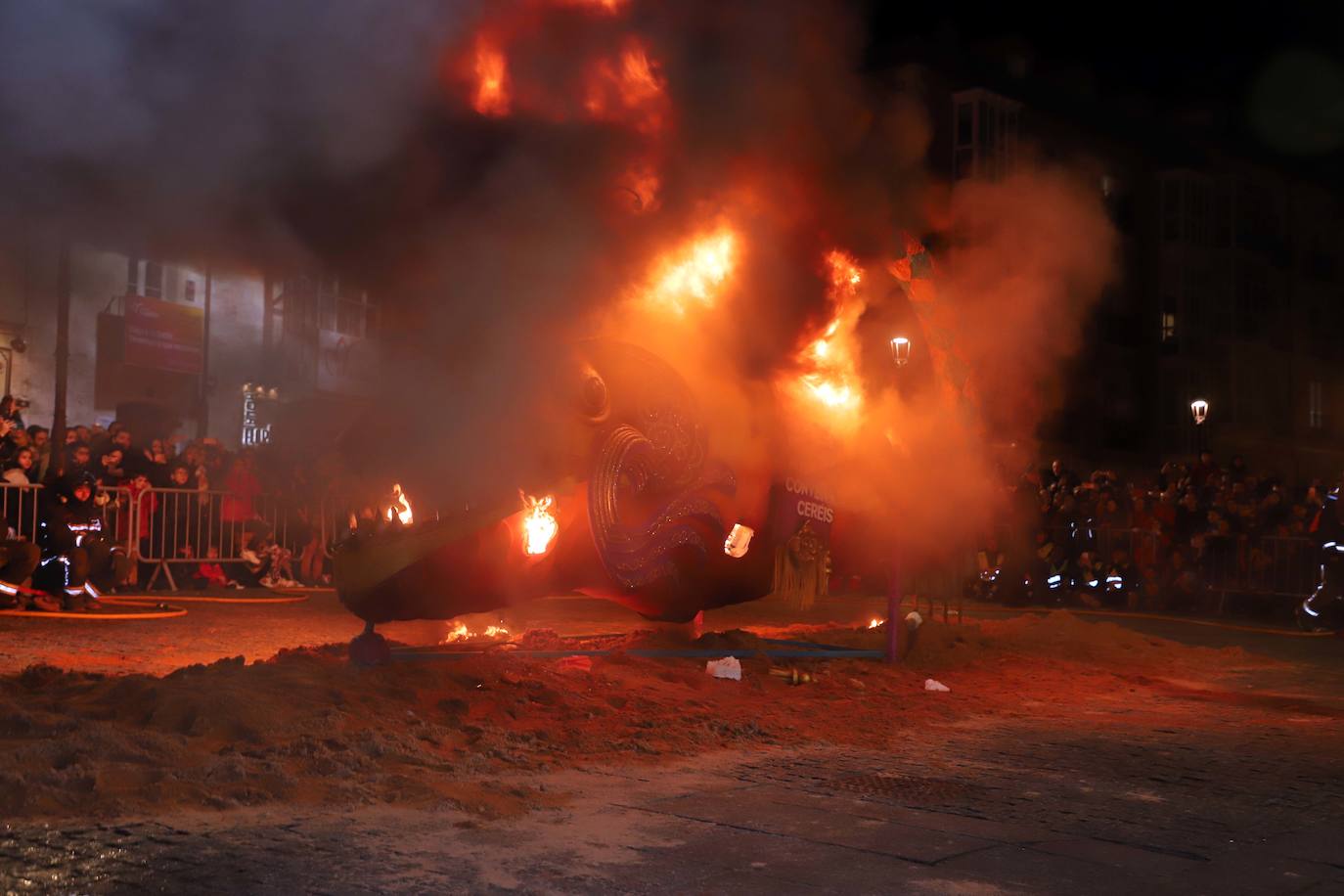 Centenares de burgaleses se echan a la calle en un multitudinario acto.