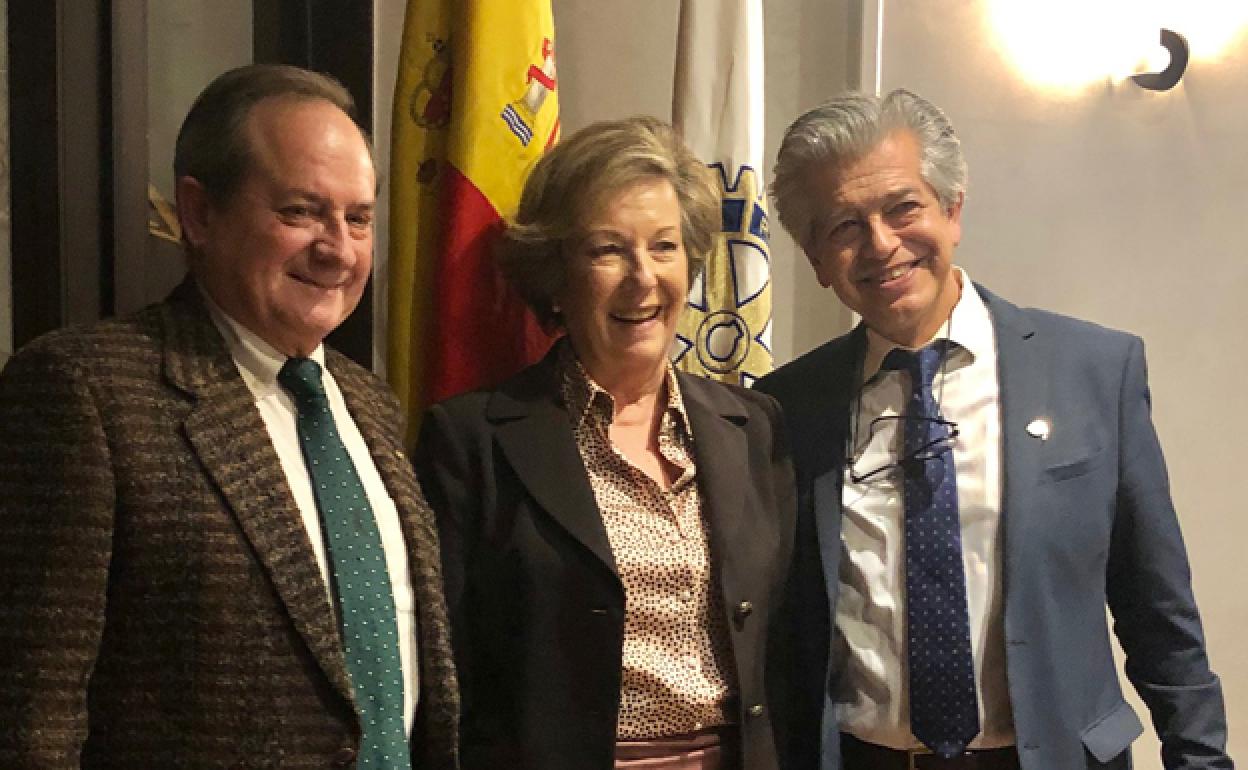 De izda. a dcha, Humberto Díez Rebolleda, presidente del Rotary Club de Burgos, Eloísa Bellostas y el doctor Mateo Díez.