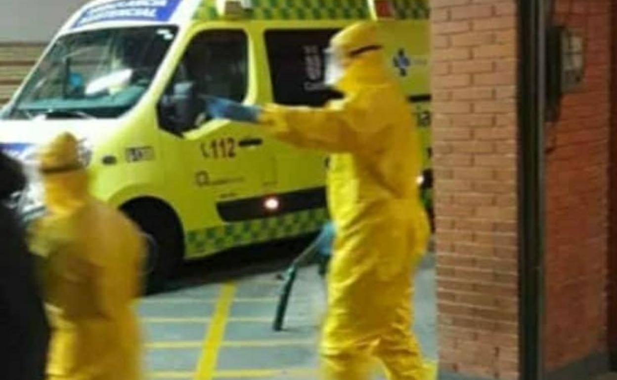 Personal sanitario, con los trajes del protocolo, a la entrada de Urgencias del Hospital Río Carrión. 