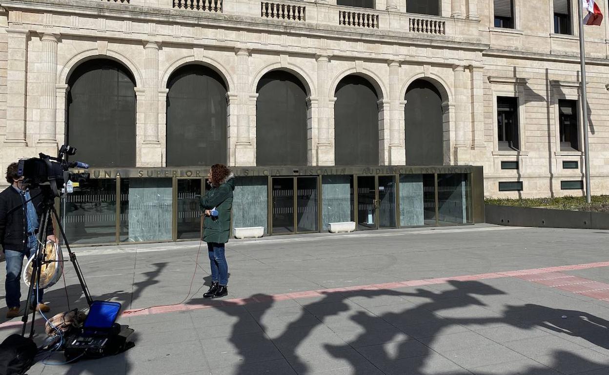 La prensa a la espera a las puertas de la Audiencia Provincial de Burgos.